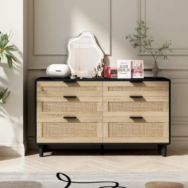 Comò doppio a 6 cassetti con frontale in rattan nero/naturale, maniglie in metallo, gambe in legno