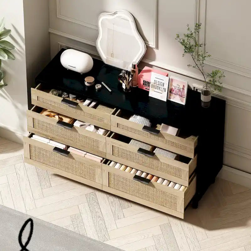 Comò doppio a 6 cassetti con frontale in rattan nero/naturale, maniglie in metallo, gambe in legno