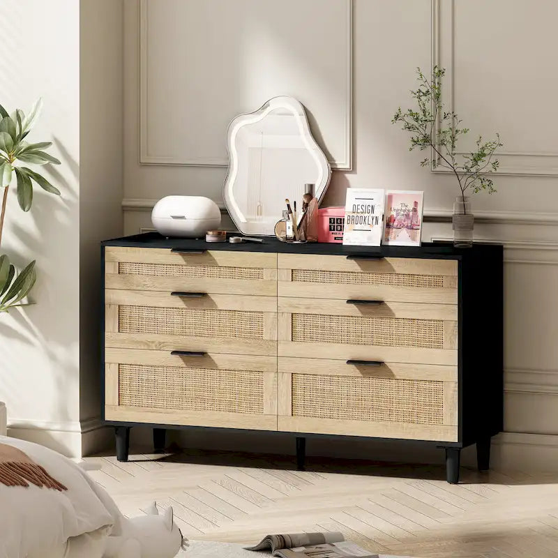Comò doppio a 6 cassetti con frontale in rattan nero/naturale, maniglie in metallo, gambe in legno