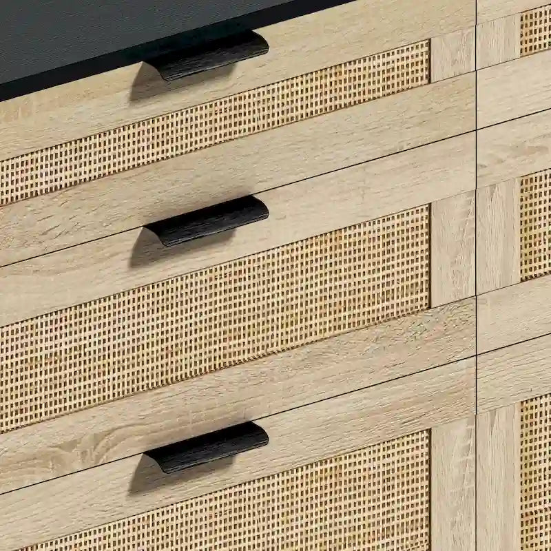 Comò doppio a 6 cassetti con frontale in rattan nero/naturale, maniglie in metallo, gambe in legno