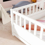 Letto a pavimento in pino bianco/grigio con spondina – Matrimoniale/Singolo, 1 bambino