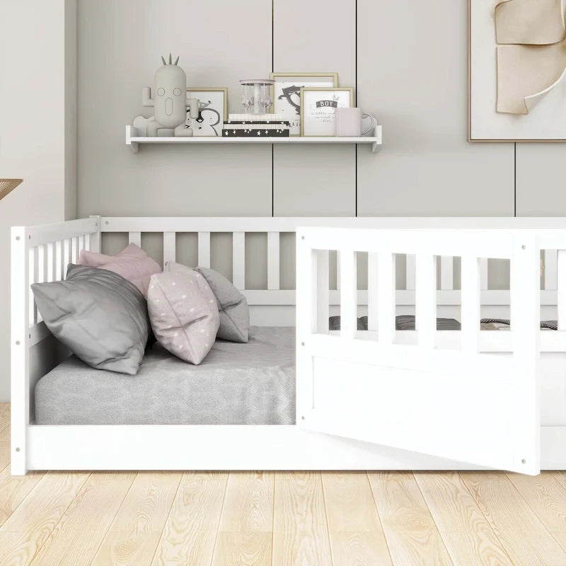 Letto a pavimento in pino bianco/grigio con spondina – Matrimoniale/Singolo, 1 bambino