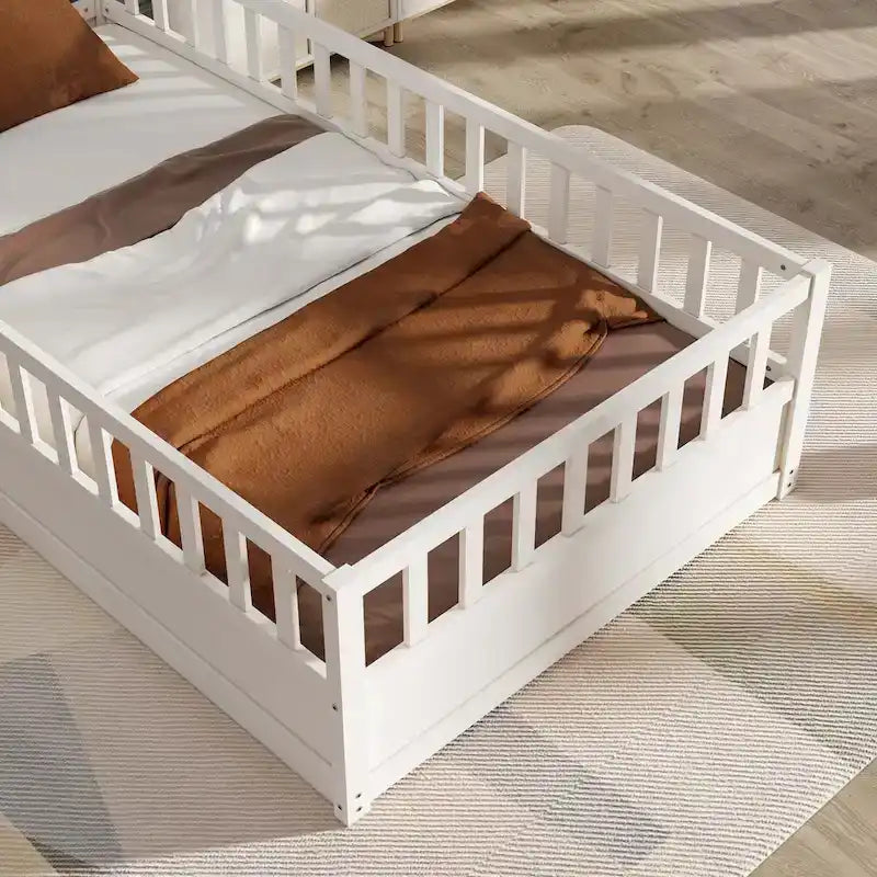 Letto a pavimento in pino bianco/grigio con spondina – Matrimoniale/Singolo, 1 bambino