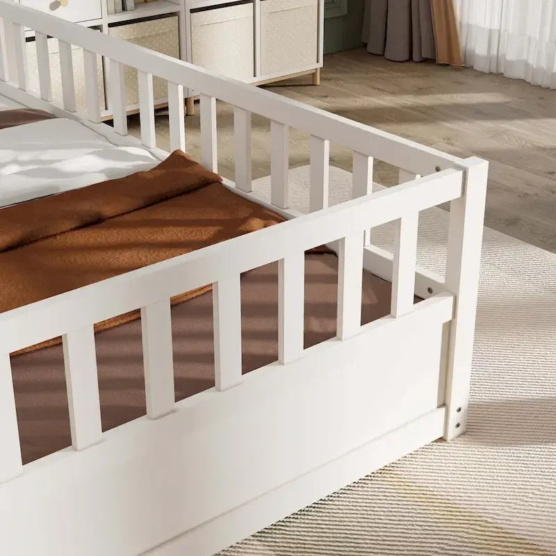Letto a pavimento in pino bianco/grigio con spondina – Matrimoniale/Singolo, 1 bambino