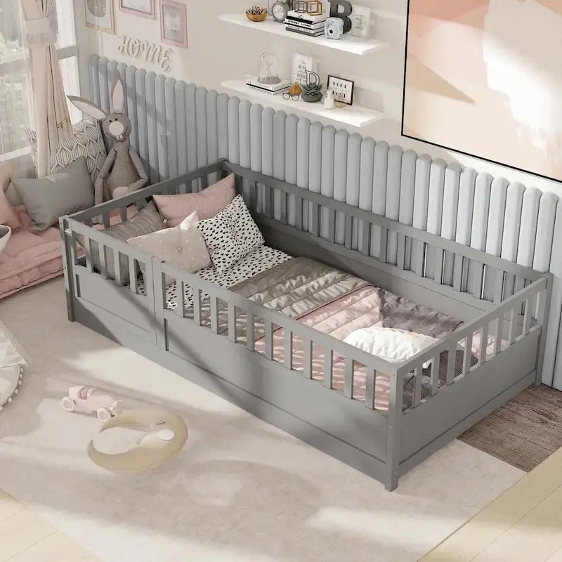 Letto a pavimento in pino bianco/grigio con spondina – Matrimoniale/Singolo, 1 bambino