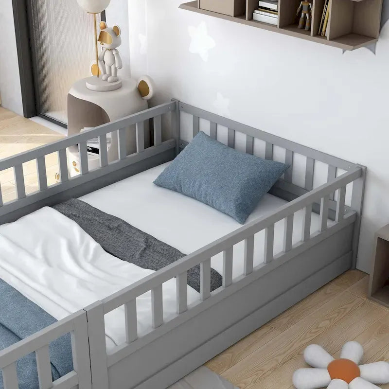 Letto a pavimento in pino bianco/grigio con spondina – Matrimoniale/Singolo, 1 bambino