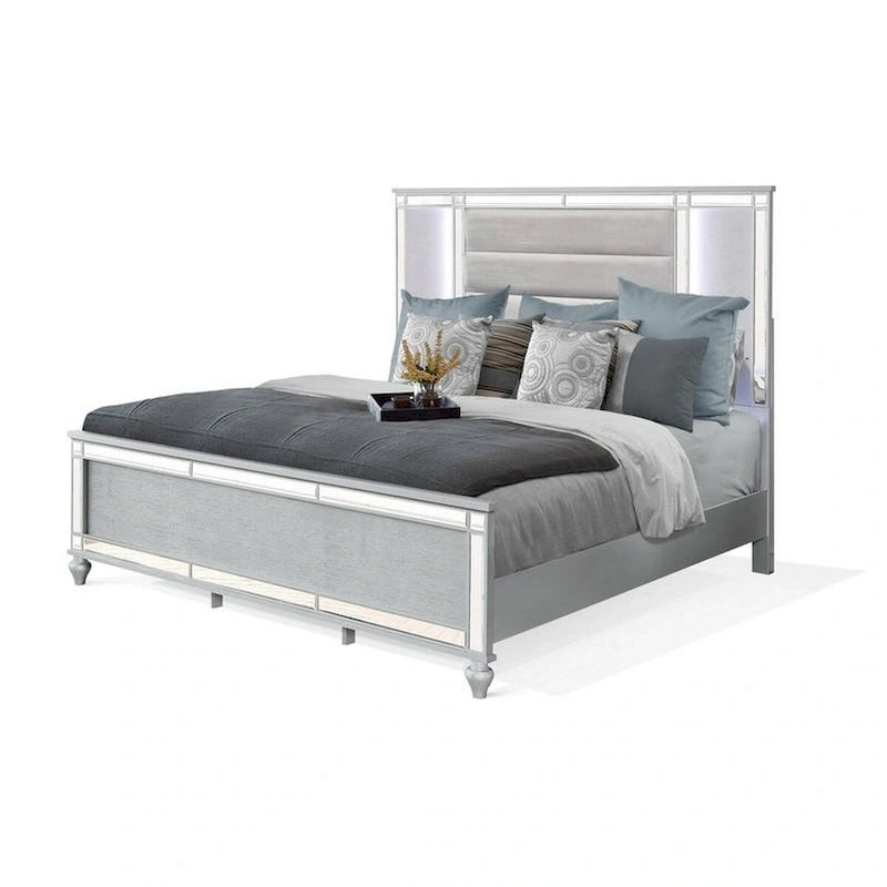 Letto king in velluto argentato capitonné con LED e profili a specchio