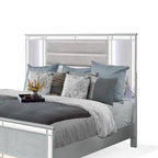 Letto king in velluto argentato capitonné con LED e profili a specchio