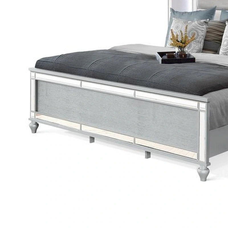 Letto king in velluto argentato capitonné con LED e profili a specchio